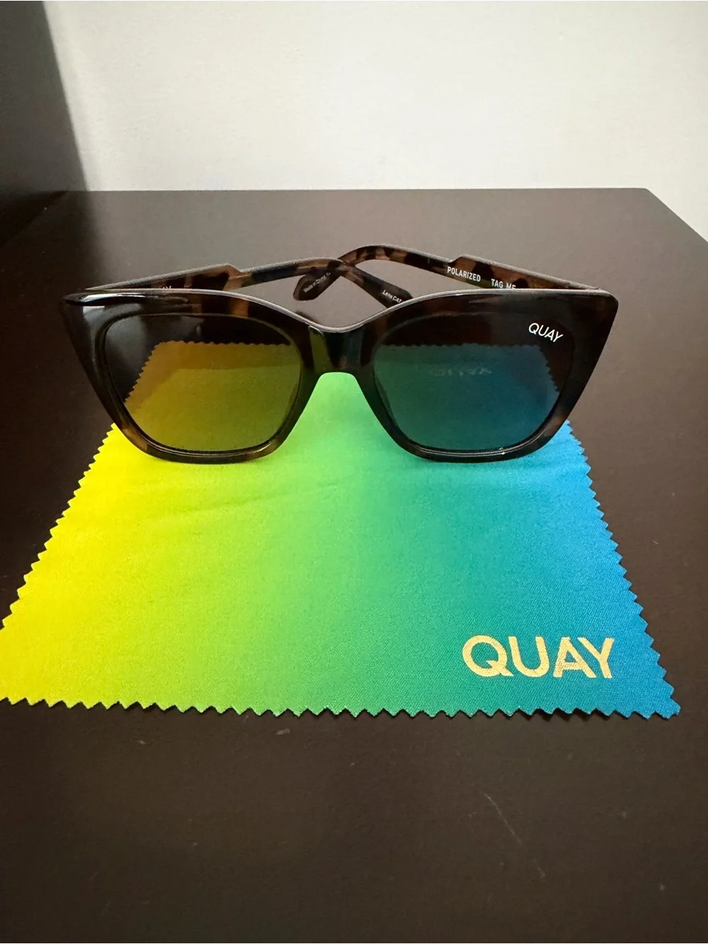 Quay Australia Tag Me Polarized Sunglasses Sunnies w/ Tortoise Brown Frames VGUC